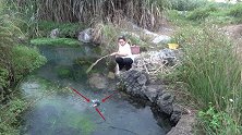 妹子沟渠钓鱼连连甩竿，但不知发生了什么事，最后傻呵呵的回去了