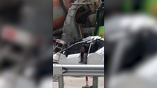 注意行车安全！小轿车惨遭渣土车和水泥罐车夹击挤成废铁
