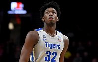 欢迎来到NBA！勇士队榜眼秀怀斯曼在大通中心扣进了第一球