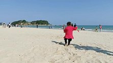 福建东山岛亲子游，混血双胞胎萌娃在海边玩沙吃冰淇淋，好开心