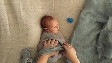 来看看专业摄影师如何包婴儿襁褓，感觉包得好结实啊！