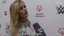 WWE-18年-慈善篮球赛现场采访 终极战士遗孀坦言为丈夫的传奇一生感到欣慰-新闻