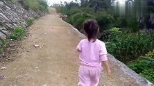 宝宝去山上找吃的，没找到，在路上买水喝，太可怜了