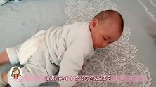刚满月的小婴儿躺床上蹬腿，肉肉小腿的举动，把妈妈给萌翻了