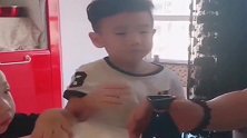 自从孙子来到姥爷家，喝个酒都要被监视，下一幕，忍不住笑了
