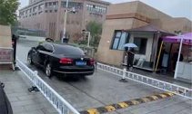 河南郑州：高校让被困车辆进校避险：既是责任又是义务
