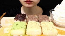 小姐姐吃各种口味的年糕，抹茶口味的看起来很棒啊
