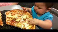 爸爸带小宝宝去吃披萨，宝宝抱着披萨就开啃，这吃相也太可爱了