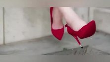 大红色的尖头高跟鞋，美女裸脚穿上，女人味直线飙升