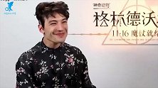 电影版闪电侠扮演者与粉丝起冲突，酒吧门口锁喉粉丝并按倒在地