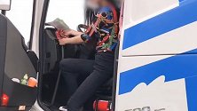女子单脚开卡车上高速发抖音炫耀 交警：记12分罚款拘留