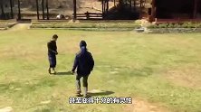 男子骑摩托车从大象身边经过，下一秒大象的动作，让人意想不到