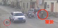 太危险！曲靖交警回应女童横穿马路10次被撞：双方同等责任