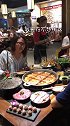 没有什么事情是一顿饭解决不了的，如果有就吃两顿！