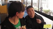 两对情侣公交车秀恩爱，一个秀得甜甜蜜蜜，一个却当场出糗