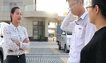拜金女抛弃穷小伙，再次见面，小伙现女友的做法让人佩服