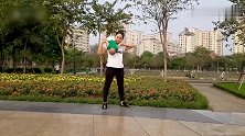 宝妈给小宝宝做保健操，好怕她一失手把娃给扔了啊，太刺激了