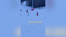 胡杏儿一家吉林滑雪，仨儿子长相像三胞胎，李承德给老婆拉车好甜