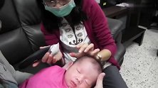 刚满月的小宝宝剃胎毛，理发器嗡嗡响，宝宝表现超淡定！