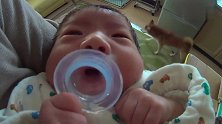 刚满月的小宝宝，把奶嘴吸得滋滋作响，这声音真好听！