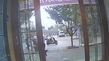 恶狗追着小孩咬，女子提棍斗恶狗救下小孩，监控拍下惊心一幕