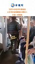 河北秦皇岛公交司机拒载戴脏口罩老人，在一位男子劝说下、男子无奈下车