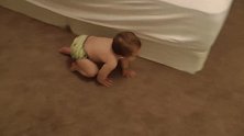 小baby自己下床，一点点往下蹭，这下床技巧太溜了