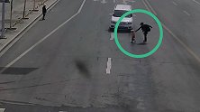 男子带2岁外孙女横穿马路 女童突然回头 瞬间被撞出几米远