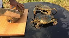 用菠萝蜜烹饪大螃蟹印度大叔这吃法有创意，感觉挺不错的