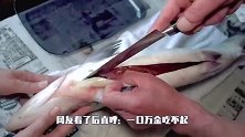大厨解刨鲑鱼取鱼籽，腌制“三文鱼鱼子酱”做盖饭，网友：吃不起
