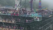 万丈深渊上荡秋千，非常刺激