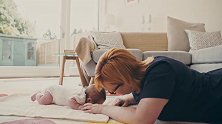 妈妈耐心的鼓励宝宝抬头，宝宝肉肉的小腿踢着好萌啊