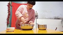 今天蒸了满满一屉黄灿灿的大蒸饺，皮薄馅大，二舅说比猪肉的好吃