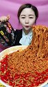 变态辣火鸡面，一口塞进去那么多，吃的太香太过瘾了！