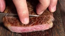 五分熟谷饲眼肉心牛排，横切面呈现粉红色，吃起来味道一定香！