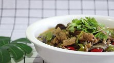 三黄鸡炖鲜蘑这样做最好吃，鸡肉酥烂，蘑菇鲜嫩，看着都流口水