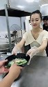 最近这个美女老板火了，来吃面的人太多，都快忙不过来了！