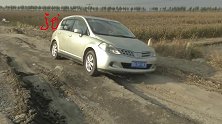 路面坑洼不平 开车想要不刮底盘 那得看司机水平有多高