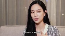 王霏霏一改以往的辣妹风格，换上白色仙女裙，比高中生还少女感