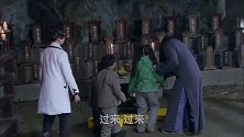 关校长带着孩子们去关家村的灵位祭拜，原爱看到后下跪发誓自己要赎罪