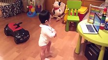 小宝宝被神曲洗脑,音乐一响骑马舞立马开跳,完全停不下来了