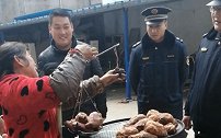 “这车红薯全要了！”阿姨违规摆摊，城管却抢着付钱，温情暖人心