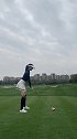 爱穿丝袜打高尔夫的姑娘，唯一的缺点就是裙子太短了