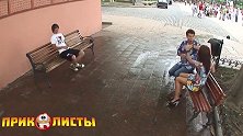 国外恶搞，情侣吵架泼水，看热闹不嫌事大的路人也跟着遭殃