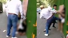 河南焦作一女子骑电车与另1电车相撞 被2男子当街暴打