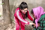 女孩为救母亲找舅舅借钱，舅舅有钱却不借，7年后舅舅找上门来