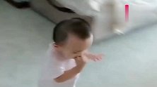 小宝宝屁颠屁颠的敲姐姐的门，接下来的一幕，姐姐都忍不住笑了