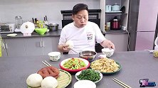 媳妇做饭铁蛋儿打下手，一家人吃饭太香了，网友：这小生活真羡慕