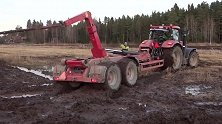 大马力的拖拉机也有被松软田地陷住的时候，更强劲的救星出现了。