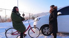 农村小伙骑自行车撞了豪车，美女车主不依不饶，俩人对话真精彩